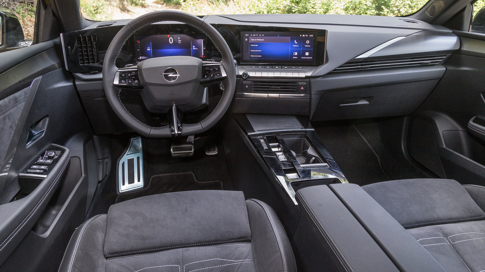 Ποιοτικό εσωτερικό, με καθίσματα εγκεκριμένα για μυοσκελετικά προβλήματα και digital διάκοσμος.